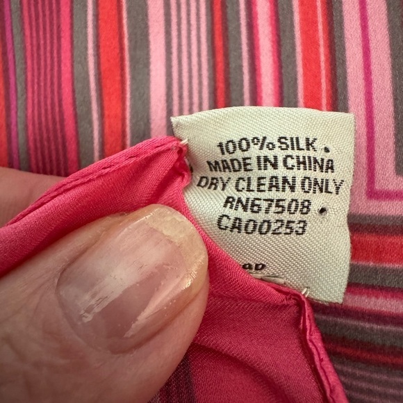 ANNE KLEIN Signature Square Silk scarf. Pinks. 34” square - Picture 7 of 11